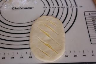 用锋利的刀片割出花纹，下一层不要割破