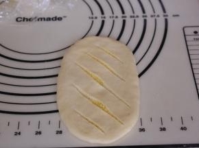 用锋利的刀片割出花纹，下一层不要割破