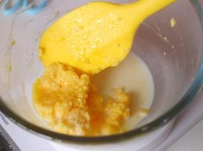 牛奶分三次加入