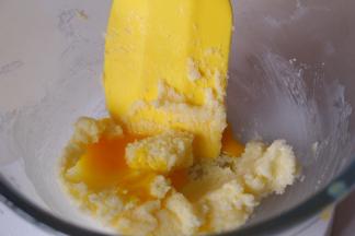 发酵的时候做椰蓉馅料，软化的黄油加入细砂糖压拌均匀，蛋液分两次加入