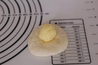 按扁，将椰蓉放入中间，像包包子一样包起