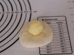 按扁，将椰蓉放入中间，像包包子一样包起