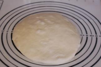 大约1.5小时左右用手指蘸面粉戳洞不回缩即为发酵完成