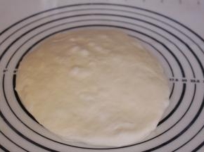 大约1.5小时左右用手指蘸面粉戳洞不回缩即为发酵完成