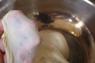 揉至完全阶段。用手可以拉出大片薄膜即可