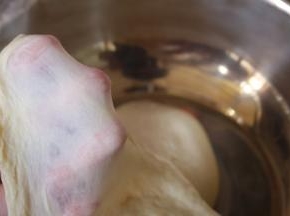 揉至完全阶段。用手可以拉出大片薄膜即可