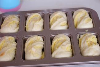 表面喷水撒入适量的杏仁片