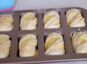 表面喷水撒入适量的杏仁片