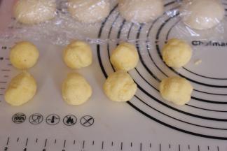 松弛的过程将椰蓉馅料等分八份揉圆