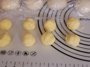 松弛的过程将椰蓉馅料等分八份揉圆