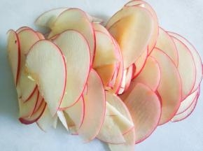 苹果洗净切薄片。