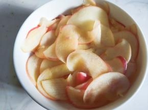 煮一分钟左右捞出控水凉凉。