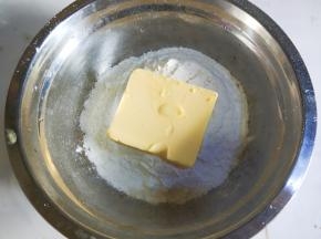 面粉里放入软化的黄油。