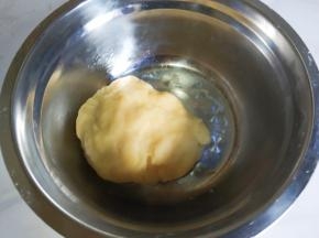 加入煮苹果的水和匀。