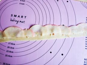 放煮好的苹果片，重叠一点放。