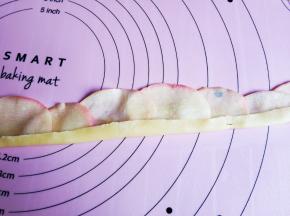 下面的面皮向上折叠，包住苹果片。