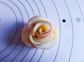 卷好整形，玫瑰花就做好了。烤箱提前预热。