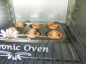 入烤箱180度°半小时。提前五分钟取出刷上蜂蜜，继续烤至时间结束。