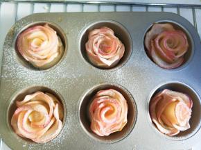 烤好取出筛上糖粉。