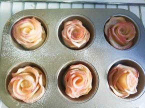 烤好取出筛上糖粉。