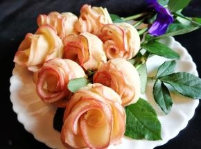 用玫瑰花杆装饰，扎丝带很像玫瑰花吧？