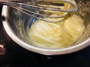 加入蛋黄，搅拌均匀。