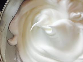 蛋白加入柠檬汁和所有糖。打至小尖勾