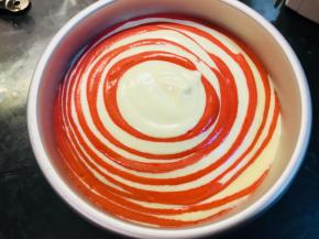 当全部蛋糊放置完成，轻震模具，震出气泡。