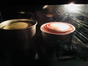 烤箱150度。40到45分钟。具体温度与时间，根据自己烤箱脾气酌情增减。出炉倒扣放凉后脱模。