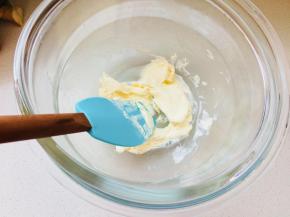 说下卡仕达。卡仕达大家都不陌生。配种中的用量是，2个蛋黄，250克牛奶，20克糖，20克玉米淀粉。方法；蛋黄与糖混合均匀后，加入玉米淀粉，牛奶加热到冒气，倒入之前混合的蛋黄糊中，边倒边搅拌。搅拌均匀后，再倒回到锅中，加热到酱汁刚要浓稠，但还可以流动时离火。放凉备用。