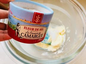 奶油奶酪软化后加糖，海盐，搅拌之顺滑。