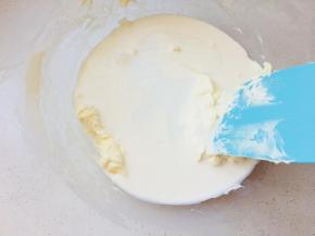 加入淡奶油，酸奶。搅拌均匀。然后加入放凉的卡仕达酱。混合均匀。放置圆口裱花嘴，装入裱花袋中