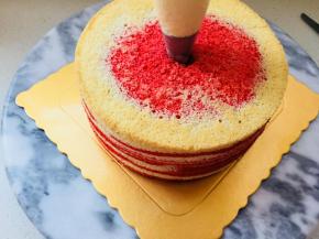 用刀，斜插进蛋糕中间位置。转圈划一下蛋糕内部。将奶盖酱灌入蛋糕体中。