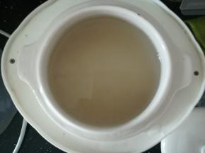 米洗净，放入BB煲中炖煮。