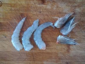 虾去头。去虾线。剁成泥