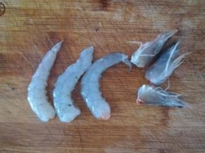 虾去头。去虾线。剁成泥