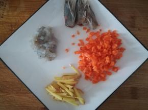 生姜切丝，胡萝卜切细丁