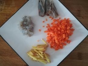 生姜切丝，胡萝卜切细丁