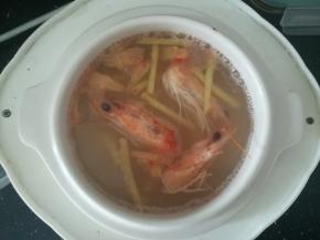水热后。加入虾头和生姜，炖煮。