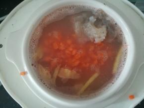 之后加入胡萝卜和虾肉，搅拌均匀。炖煮至粥好了。