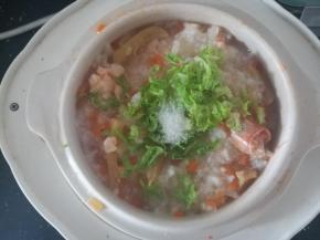 出锅前，加入一点青菜末和食盐。搅拌均匀即可。