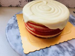 再将其余的奶盖酱淋于蛋糕表面，让它自然流下来。