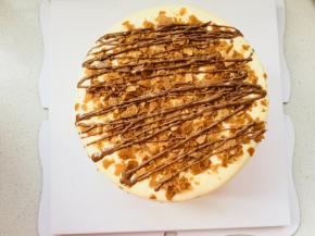 表面撒上黄油脆片，挤上软化的巧克力。完成。