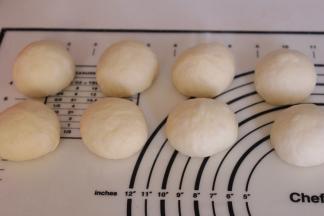 发酵好的面团等分8份，揉圆松弛15分钟