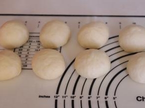 发酵好的面团等分8份，揉圆松弛15分钟