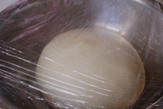 先将中种材料混合在一起，揉成面团。放入冰箱冷藏一夜