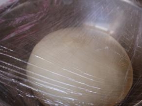 先将中种材料混合在一起，揉成面团。放入冰箱冷藏一夜