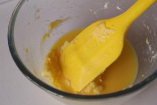 每一次都要搅拌均匀。此时会出现油奶分离是正常的