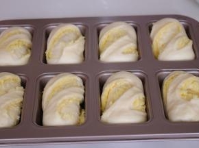 二次发酵至模具的八分满即可