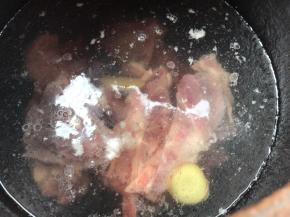 把浸泡好的猪脊骨再次洗净，放入砂锅中，加入三倍的清水，加入姜片、料酒大火煮开